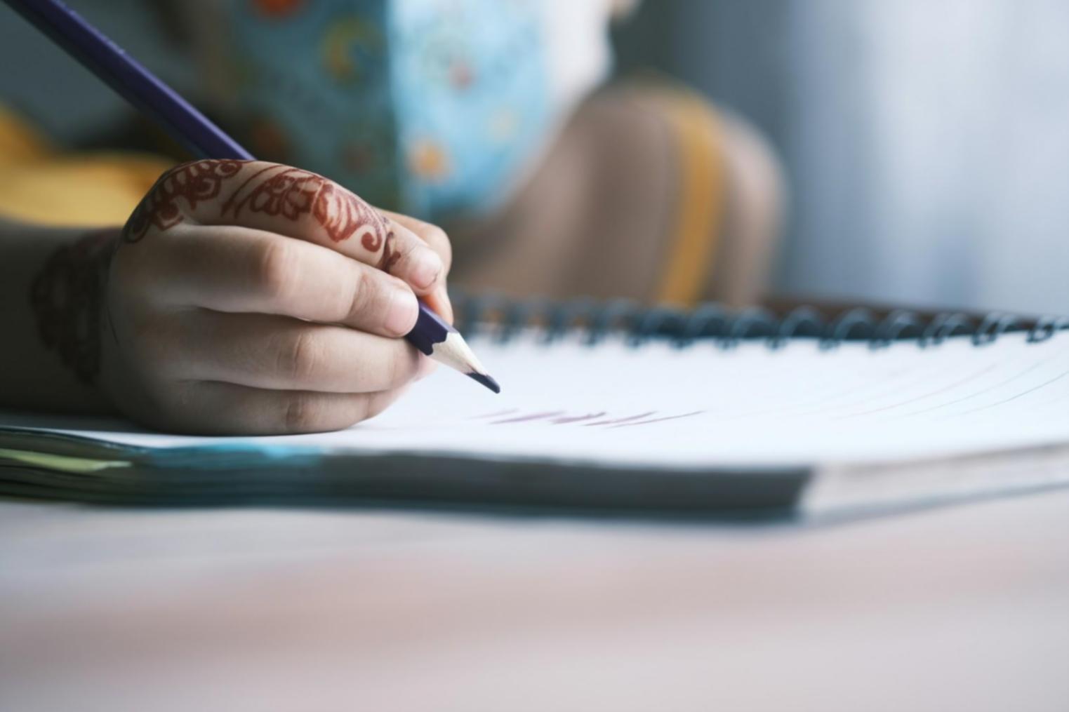 Studenti durante sessione pratica di teoria del colore